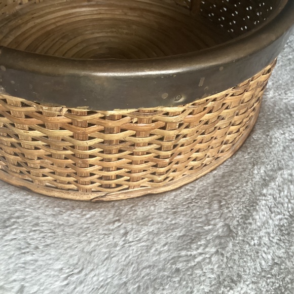 VINTAGE ROUND BRUTALIST, PRIMITIVE WOVEN & COPPER METAL RIMMED BASKET - Picture 8 of 10